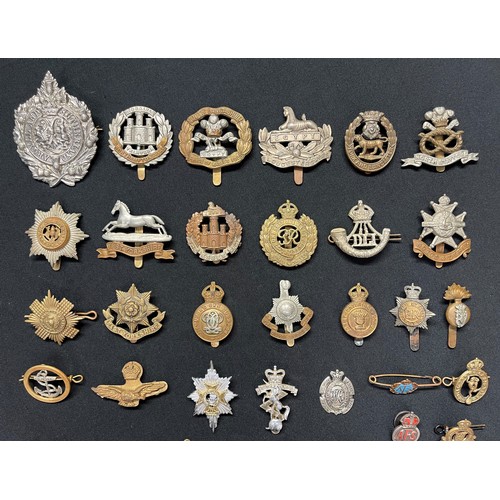 2174 - WW2 British cap badges, collar dogs, rank pips etc to include: South Lancs: Argyll & Sutherland High... 