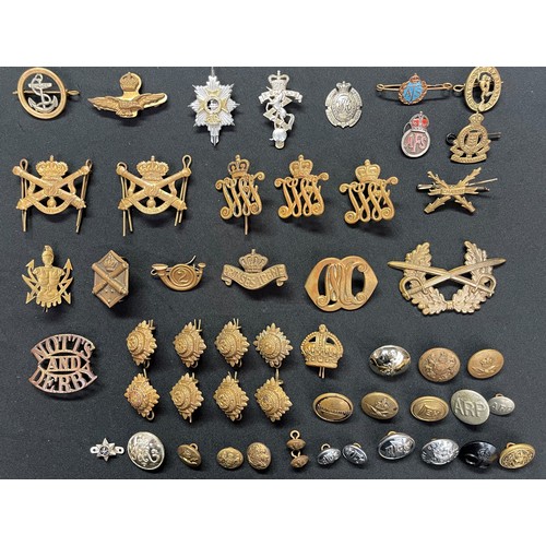 2174 - WW2 British cap badges, collar dogs, rank pips etc to include: South Lancs: Argyll & Sutherland High... 