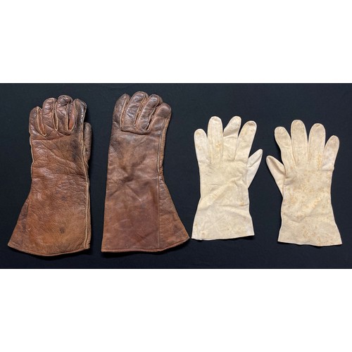 2199 - WW2 British RAF D Type Flying Gloves and liners. Gloves are size 9 1/2 and are both named to 