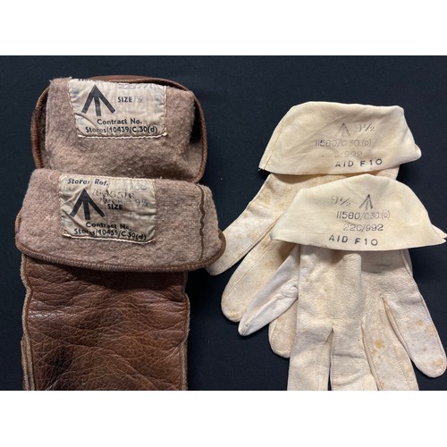 2199 - WW2 British RAF D Type Flying Gloves and liners. Gloves are size 9 1/2 and are both named to 