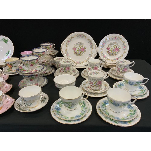 230 - Tableware - a Roslyn China Wheatcroft Roses Grand Gala pattern part tea set;  others Bell Narcissus,... 