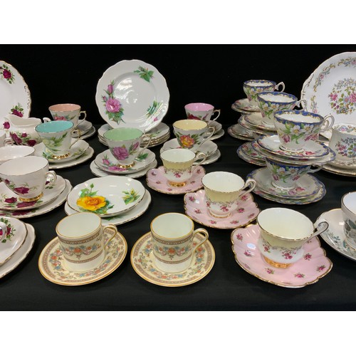 230 - Tableware - a Roslyn China Wheatcroft Roses Grand Gala pattern part tea set;  others Bell Narcissus,... 