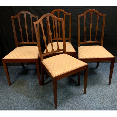 390 - A set of four mahogany Hepplewhite dining chairs, drop in seats