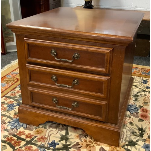 400 - A 20th century mahogany side table/drawer unit, one deep drawer and one side drawer, 70cm x 62cm x 6... 