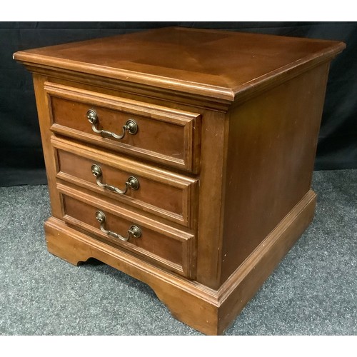 400 - A 20th century mahogany side table/drawer unit, one deep drawer and one side drawer, 70cm x 62cm x 6... 