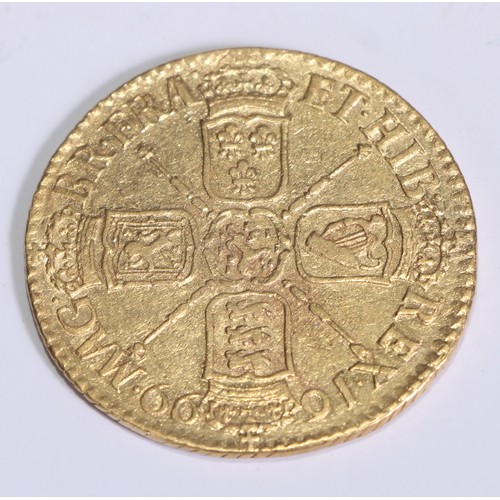 3550 - A William III gold guinea, 1699, 2nd bust, 8.3g