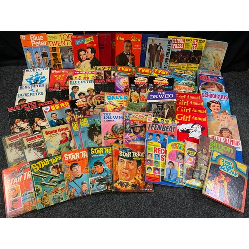 670 - Childrens Annuals - 1960 and later - Jackie 1980-1983;  Stingtray;  Dr Who'  Star Trek;  Dvid Essex;... 