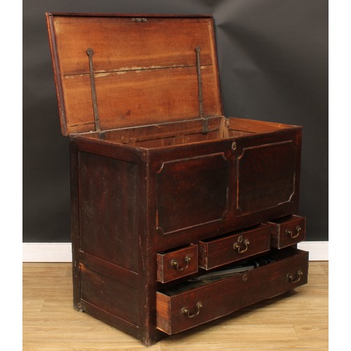 80 - An 18th century oak mule chest, hinged rectangular top above an arrangement of four drawers, 90.5cm ... 