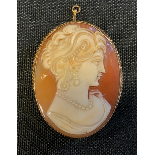 689 - A shell cameo brooch, maiden, 9ct gold frame, stamped 9ct, 10.9g gross