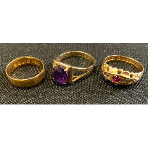 723 - Rings - a 22ct gold wedding band, 2.3g;  18ct gold diamond and ruby ring, 2.3g gross;  9ct amethyst ... 