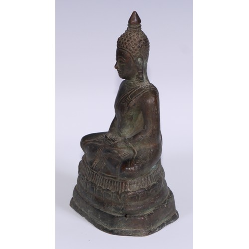 125 - Burmese School (19th century), a bronze Buddha, seated in varasana, 18.5cm high