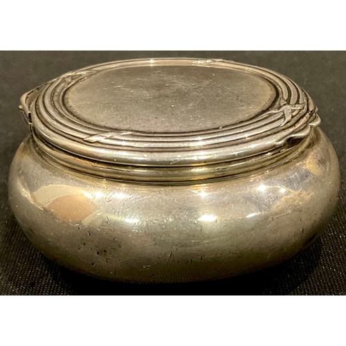 199 - A French silver rouge box, hinged cover enclosing a mirror, early 20th century