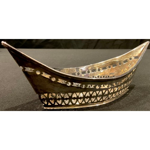 200 - A Victorian silver boat shaped pierced basket, 17cm wide, 6cm high, Chester 1896, 64g