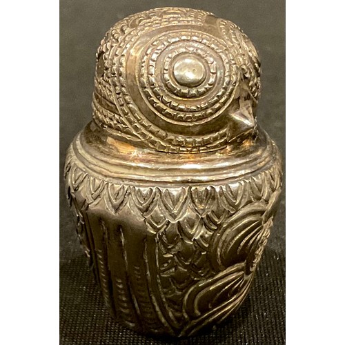 266 - A Middle Eastern silver box, as an owl, 4cm high