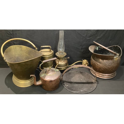 481 - An Art Nouveau brass wall mounted oil lamp; a brass coal scuttle; a cast iron skillet; etc