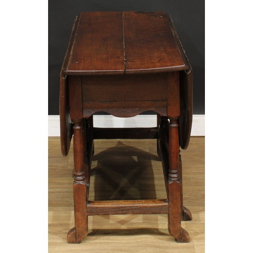 118 - An 18th century oak gateleg table, oval top with fall leaves, turned supports, 71cm high, 45cm openi... 