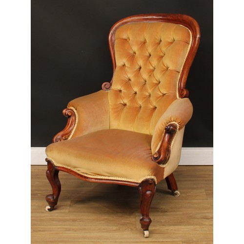 685 - A Victorian mahogany spoonback chair, 101.5cm high, 73.5cm wide, the seat 40cm wide and 44cm deep