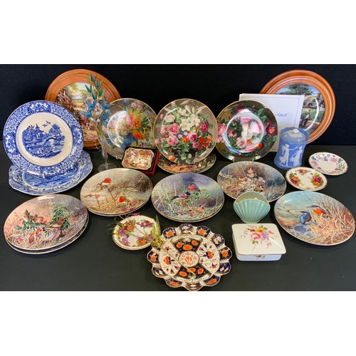 89 - Collectors plates - Coalport Frosty Mornings Ornithological plates;  others, Wedgwood;  Spode Italia... 