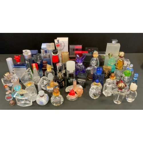 121 - Advertising Scent Bottles - Dolce & Gabbana, Gucci, Christian Dior, Kenzo, Giorgio Armani, Jean Paul... 