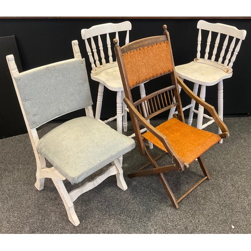 284 - An early 20th century folding steamer/deck chair, pair of painted pine bar stools etc (4)