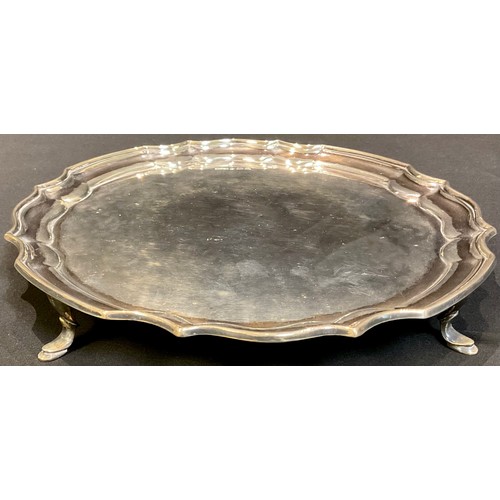 68 - A silver shaped circular salver, four pad feet, 20.5cm diameter, Sheffield 1976, 316g