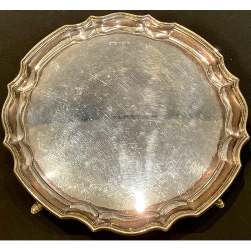 68 - A silver shaped circular salver, four pad feet, 20.5cm diameter, Sheffield 1976, 316g