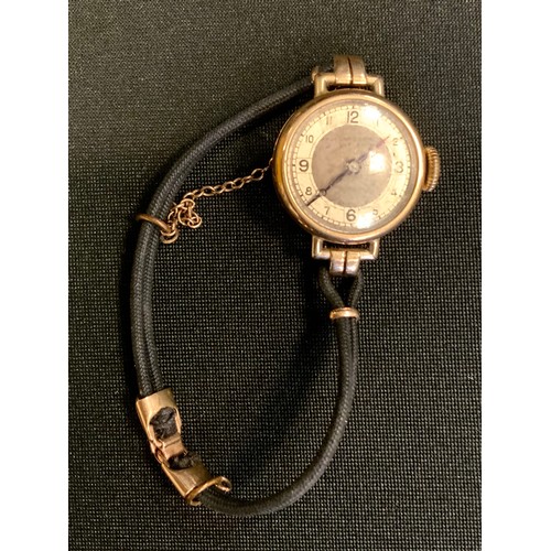 424 - A lady's 9ct gold wristwatch, Arabic quarter markers, c.1940