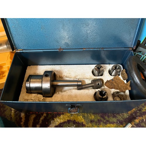 438 - A deluxe clamping elements set; a table top vice; a die set; etc (qty)

** Please note, this lot is ... 