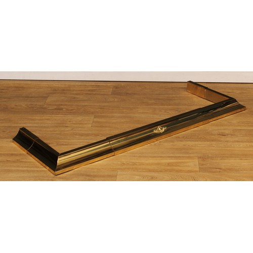 661 - A brass extending fire curb or fender, 7.5cm high, 132cm extending to 185.5cm wide, 45cm deep