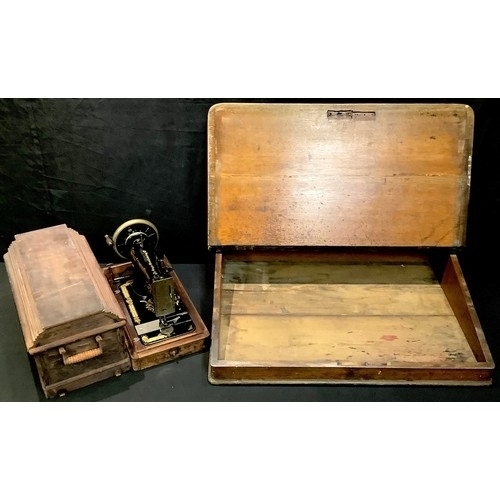 679 - A late 19th/early 20th century Singer hand cranked sewing machine, cased; an oak table top writing s... 