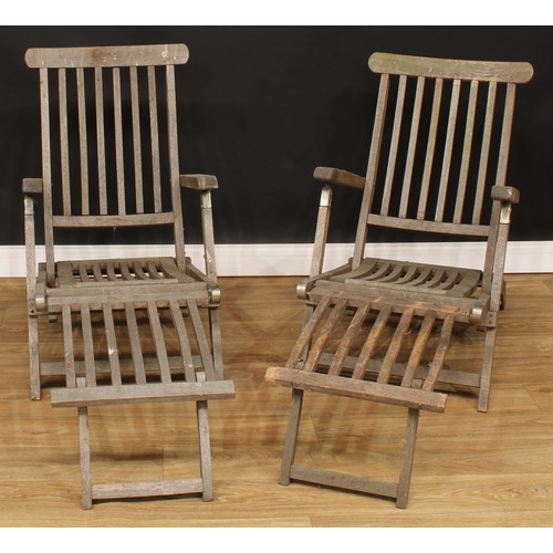 685 - A pair of folding deck or steamer chairs, 91cm high, 54.5cm wide, the seat 48cm wide and 48cm deep (... 