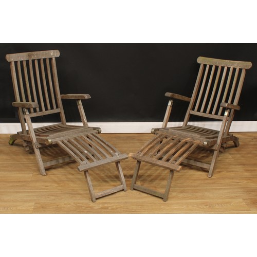 685 - A pair of folding deck or steamer chairs, 91cm high, 54.5cm wide, the seat 48cm wide and 48cm deep (... 