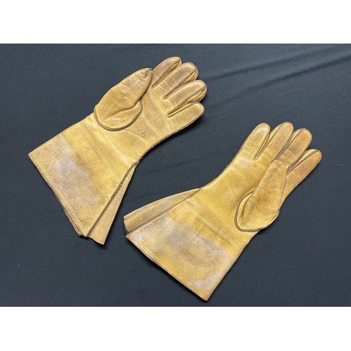 3203 - WW2 British MT Drivers Leather Gloves. Size 9. Both maker marked 
