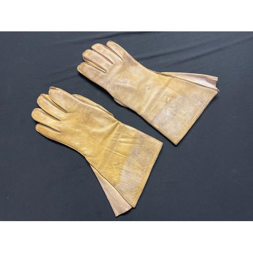 3203 - WW2 British MT Drivers Leather Gloves. Size 9. Both maker marked 