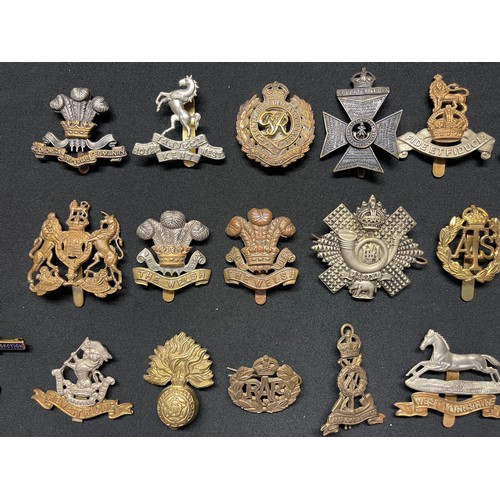 3208 - WW2 British cap badges, GS & RAF buttons, cloth insignia and later Staybrite cap badges and collar d... 