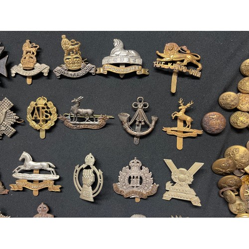 3208 - WW2 British cap badges, GS & RAF buttons, cloth insignia and later Staybrite cap badges and collar d... 