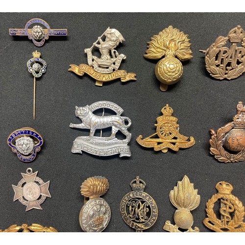 3208 - WW2 British cap badges, GS & RAF buttons, cloth insignia and later Staybrite cap badges and collar d... 