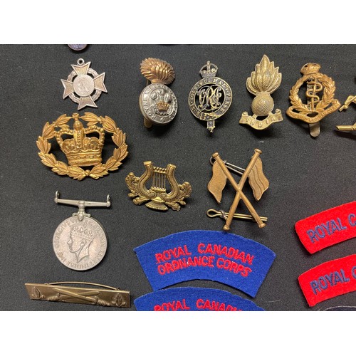 3208 - WW2 British cap badges, GS & RAF buttons, cloth insignia and later Staybrite cap badges and collar d... 