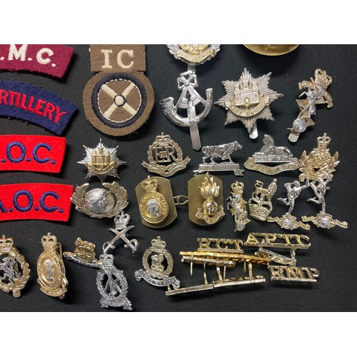 3208 - WW2 British cap badges, GS & RAF buttons, cloth insignia and later Staybrite cap badges and collar d... 