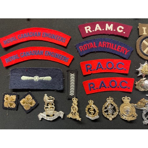 3208 - WW2 British cap badges, GS & RAF buttons, cloth insignia and later Staybrite cap badges and collar d... 