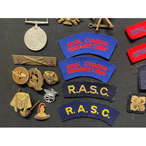 3208 - WW2 British cap badges, GS & RAF buttons, cloth insignia and later Staybrite cap badges and collar d... 