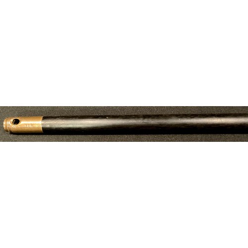 3285 - A good quality cleaning rod with turned wooden handle, copper decorative band and a threaded brass e... 