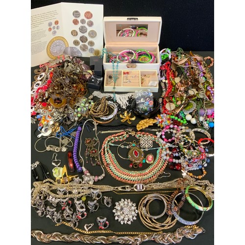 286 - Fashion & Costume Jewellery - bracelets, beads, dress rings, earrings, etc some boxed