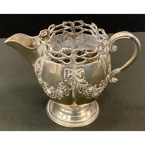 310 - A Victorian silver cream jug, London 1983, 3oz