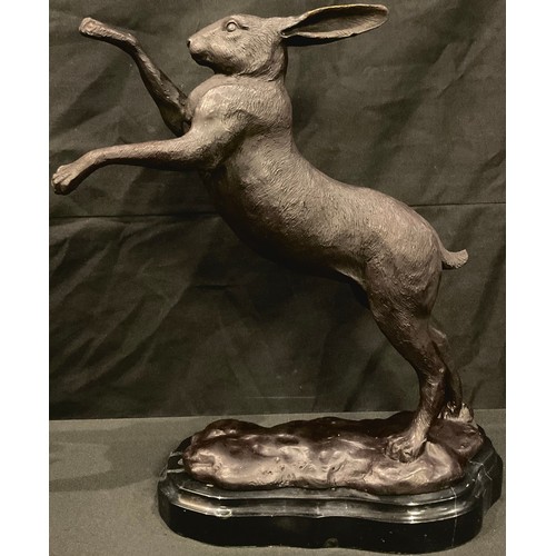 95 - A pair of bronze boxing hares, shaped marble bases, 29cm high, late 20th century