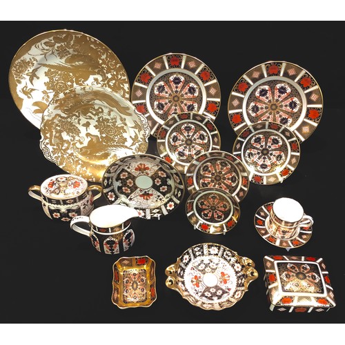 96 - A quantity of Royal Crown Derby 1128 pattern porcelain, including a pair of dessert plates, a rectan... 