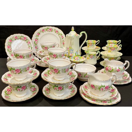 153 - A Paragon Art Deco coffee service for six, decorated with primrose woodland, comprising coffee pot, ... 