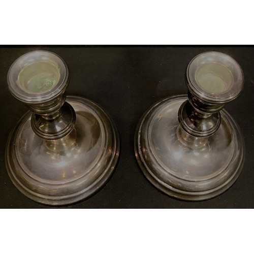 160 - A pair of Elizabeth II silver candlesticks, Birmingham 1990