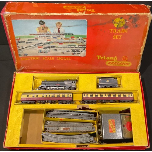 231 - Toys - a Tri-ang Railways 00 Gauge Rax train set, electric scale model, boxed