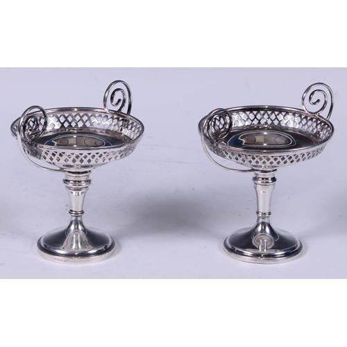 122 - An associated pair of silver pedestal sweetmeat dishes, Walker & Hall, Sheffield, 1908 and 1912, 12c... 